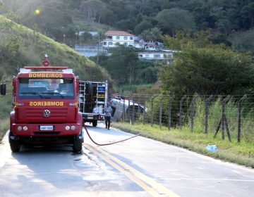 Sem previsão de liberação da via, bombeiros aconselham população a procurar rota alternativa