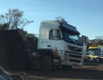 Acidente com carretas derrama carga perigosa e fecha BR-040