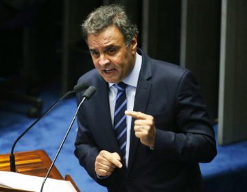 Aécio diz que PSDB permanece no governo mesmo que perca ministérios