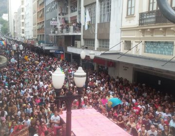 Dezenas de pessoas celebram a diversidade em Juiz de Fora