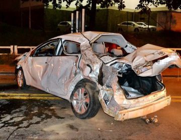 Carro sai da pista e capota de volta para a estrada na BR-116