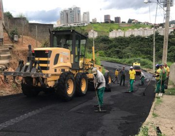 Rua de terra recebe asfaltamento no Bairro Santa Luzia