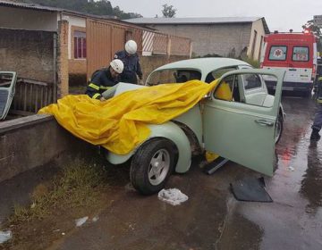 Homem fica preso às ferragens após Fusca bater em mureta no Filgueiras