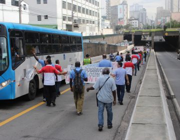 Rodoviários realizam passeata após agressão a cobrador