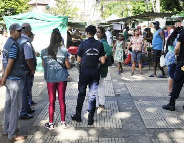 Prefeitura fiscaliza feira noturna para melhorar organização