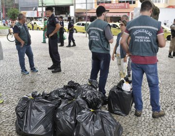 Prefeitura realiza fiscalização contra ocupação de ambulantes irregulares na Praça do Riachuelo