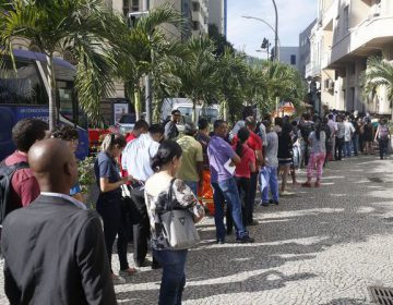 Moradores do Rio enfrentam longas filas para tomar vacina contra febre amarela