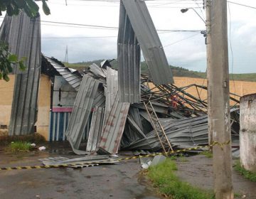 Chuva e ventos destelham quadra de escola de samba no Barbosa Lage