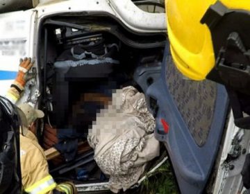 Carreta tomba e motorista fica preso às ferragens em Além Paraíba