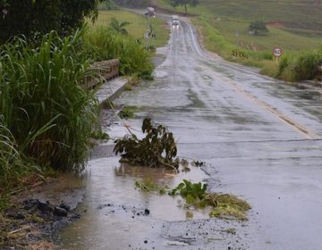 Buraco aberto às margens da BR-120 entre Leopoldina e Cataguases deixa motoristas em alerta