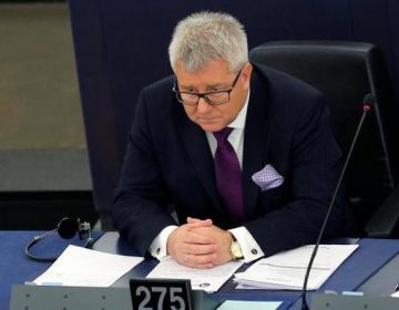 Parlamento Europeu retira vice-presidência de polonês que ofendeu colega