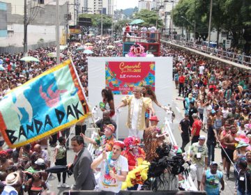 Descontração e alegria marcam mais um desfile da Banda Daki