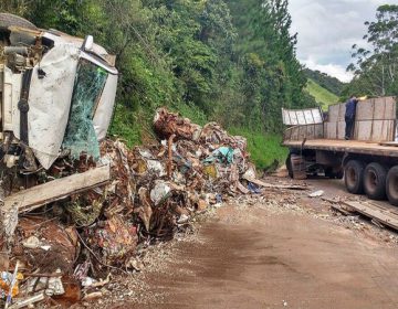 Caminhão carregado de sucata bate em carro e deixa feridos próximo a Bom Jardim de Minas