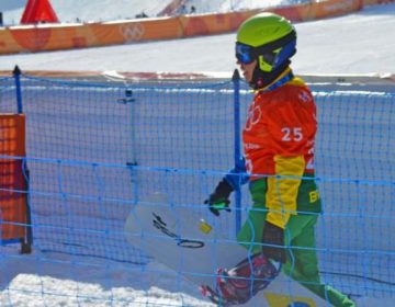 Queda durante treino tira snowboarder brasileira dos Jogos Olímpicos de Inverno