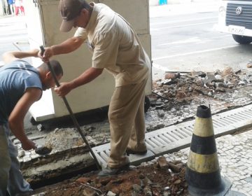 Secretaria de Obras troca modelo de grades de canaletas no Centro