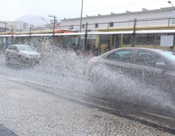 Molhar os pedestres é considerado uma infração de trânsito