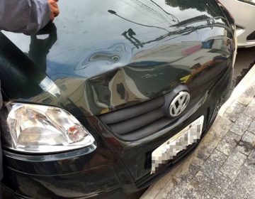 Carro sobe em calçada e atropela dois idosos no centro de Muriaé