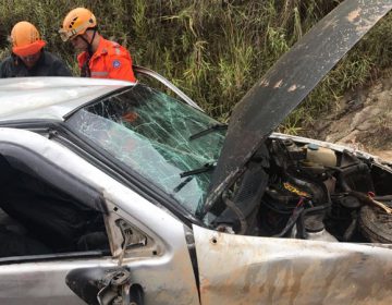 Homem, grávida e filha do casal ficam feridos após carro cair de barranco no Parque das Águas