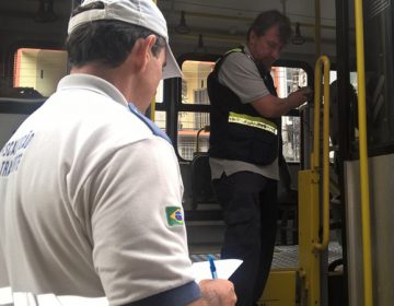 Dois ônibus do serviço de transporte coletivo são recolhidos durante operação da Settra