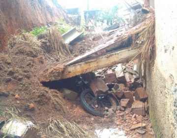 Muro cai e atinge residência no bairro Retiro