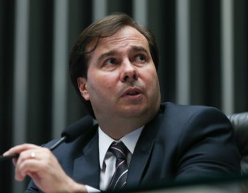 Rodrigo Maia anuncia que PECs podem tramitar na Câmara durante intervenção no RJ