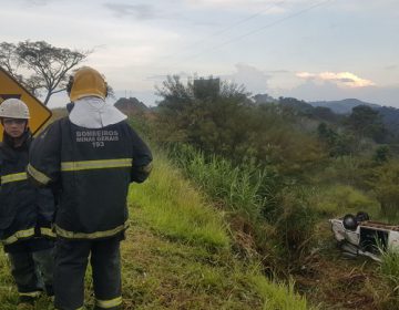 Kombi capota na BR-040 e deixa seis pessoas feridas