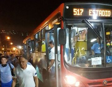 Com problema no transporte que levaria ao estádio, delegação da Raposa chega de ônibus urbano de Juiz de Fora