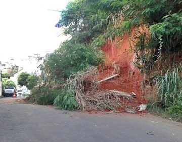 Defesa Civil de Muriaé interdita trânsito na Vila Dona Maricas após deslizamento de barranco