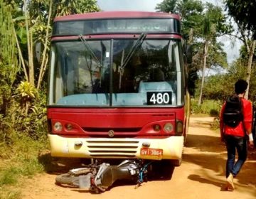 Moto pilotada por adolescente para embaixo de ônibus escolar em Carangola