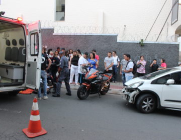 Motociclista fica ferido após colisão com carro na Santo Antônio