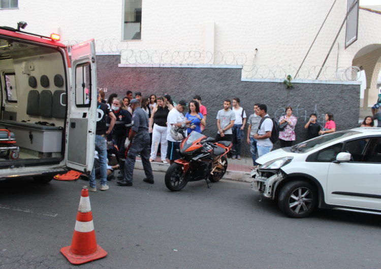 Motociclista fica ferido após colisão com carro na Santo Antônio