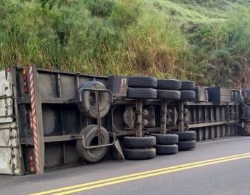 Carreta tomba e motorista fica ferido na BR-116 em Leopoldina