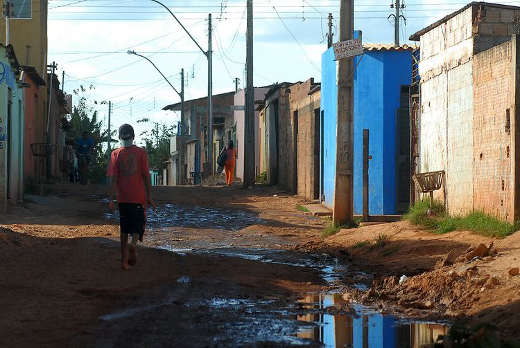 Mais de 40% dos brasileiros até 14 anos vivem em situação de pobreza