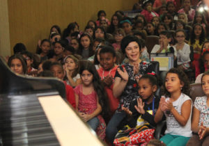 Fernanda Takai tem encontro especial com alunos do Conservatório de Música Haidée França Americano