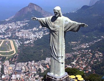 Cristo Redentor recebe iluminação especial pelo Dia do Exército