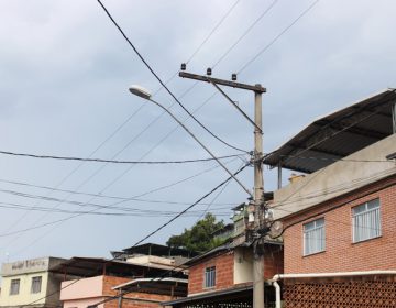 Poste com defeito preocupa moradores do bairro Vila Ozanan