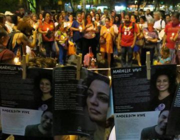 Manifestantes acendem velas para Marielle e Anderson no Brasil e no exterior