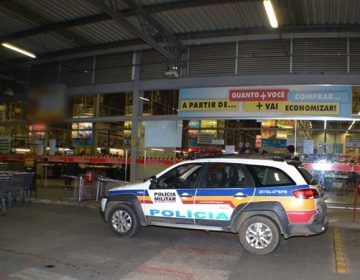 Assaltante troca tiros com agente penitenciário dentro de supermercado em Muriaé