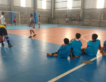 Crianças buscam aprender futebol na SEL sonhando com o Maracanã