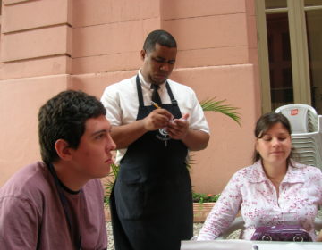 Praça CEU: “Curso de Formação de Garçom e Garçonete” tem vagas disponíveis