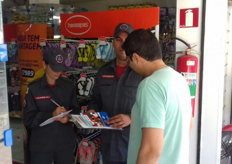 Bombeiros realizam Operação “Alerta Vermelho” em comércios da cidade