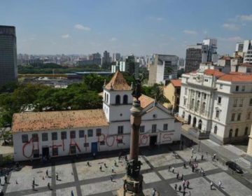 Fachada do Pateo do Collegio, marco zero de São Paulo, é pichada