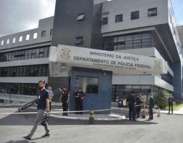 Movimento tranquilo em frente à sede da Polícia Federal em Curitiba