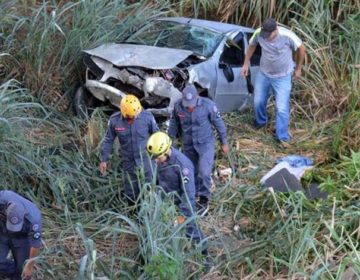 Carro com cinco pessoas sai da rodovia e cai de ponte em Leopoldina