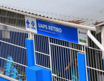 Usuários de UBS flagram servidores batendo o ponto e indo embora da unidade