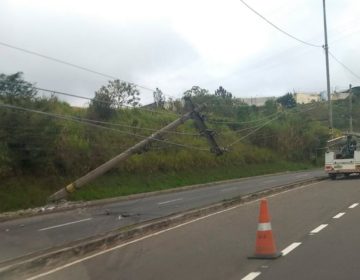 Após carro derrubar poste, trânsito segue parcialmente interditado na Avenida JK