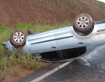 Carro capota e deixa condutora ferida próximo a Argirita