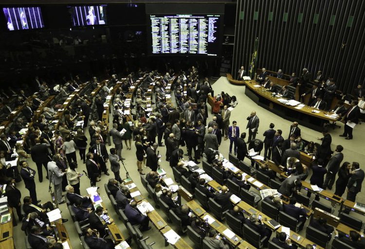 Câmara marca para terça-feira sessão para debater preço de combustível