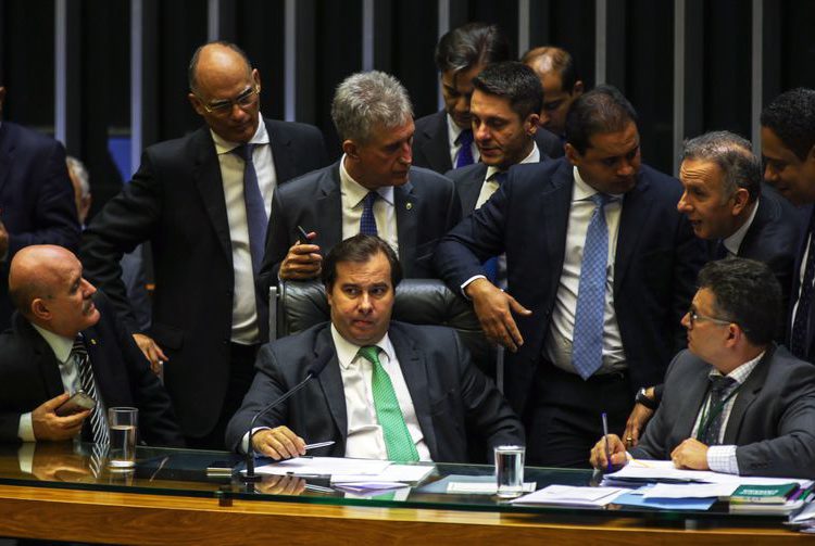 Câmara aprova MP que autoriza venda direta do óleo do pré-sal