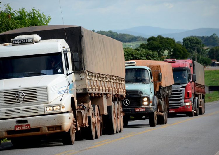 Associação de caminhoneiros pede fim dos bloqueios nas rodovias